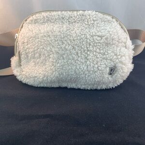 Lululemon Sherpa everywhere bag
